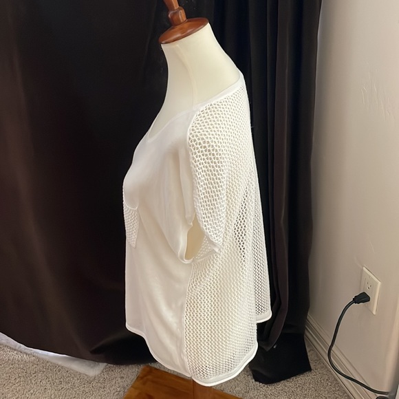 White sleeveless top - Picture 2 of 5